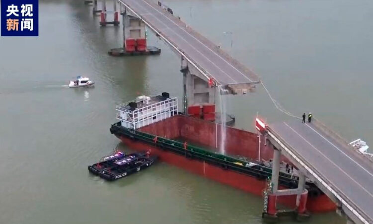 5 personas mueren tras colisión de buque contra puente en el sur de China