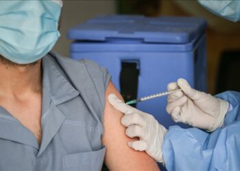 Informe revela asociación entre vacunas COVID y trastornos cardíacos, cerebrales y sanguíneos