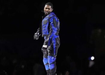 Fallas de audio opacan la actuación de Usher en el Super Bowl