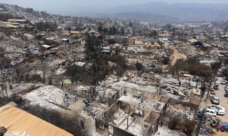 Aumenta a 99 el número de fallecidos por incendios en Chile