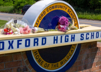 Madre de autor de tiroteo en escuela de EE.UU. declarada culpable de homicidio involuntario