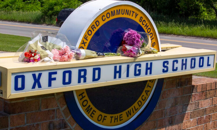 Madre de autor de tiroteo en escuela de EE.UU. declarada culpable de homicidio involuntario