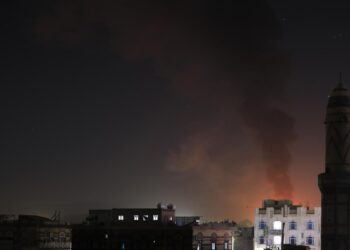 Estados Unidos y el Reino Unido lanzan bombardeos conjuntos contra rebeldes hutíes