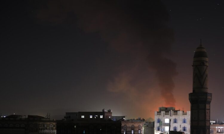 Estados Unidos y el Reino Unido lanzan bombardeos conjuntos contra rebeldes hutíes