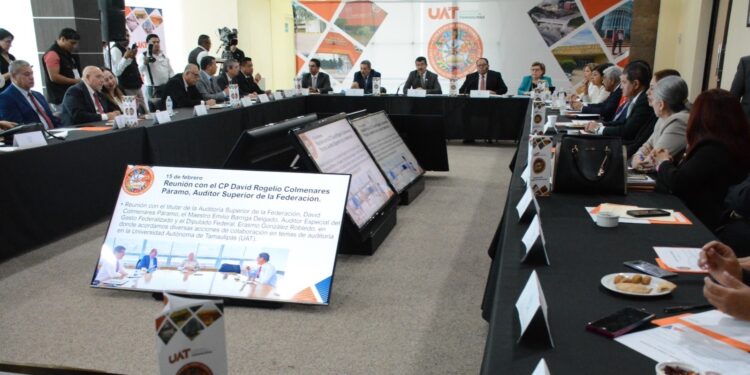 Dámaso Anaya entrega nombramientos a miembros del nuevo gabinete de la UAT