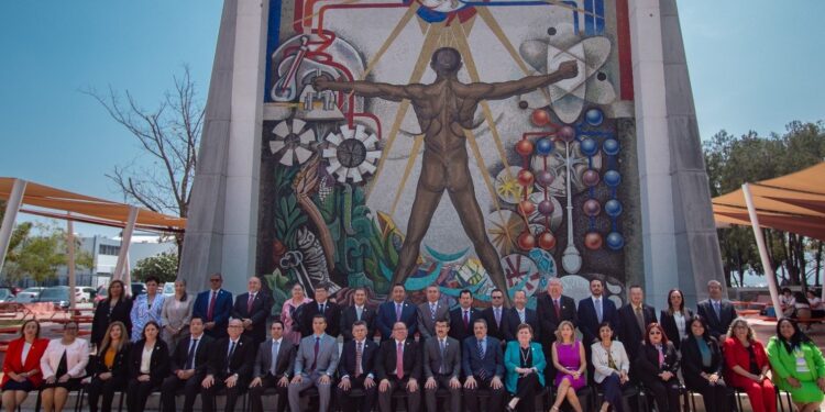 Dámaso Anaya entrega nombramientos a miembros del nuevo gabinete de la UAT