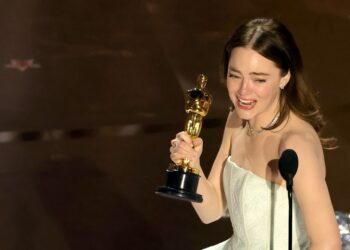 “No miren mi vestido”: Emma Stone sufre desperfecto al subir a dar su discurso en los premios