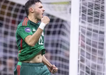 Santiago Giménez anota con Feyenoord y acecha liderato de goleo