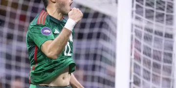 Santiago Giménez anota con Feyenoord y acecha liderato de goleo