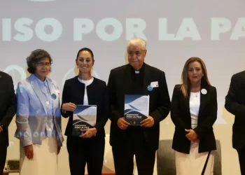 Claudia Sheinbaum firma Compromiso por la Paz y plantea trabajar en coincidencias