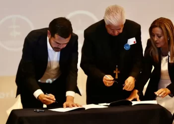 Álvarez Máynez firma Compromiso Nacional por la Paz