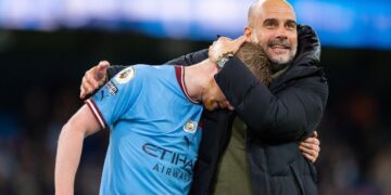 Kevin De Bruyne muestra su molestia al ser sustituido en el duelo contra el Liverpool