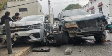 Mujer herida tras provocar accidente
