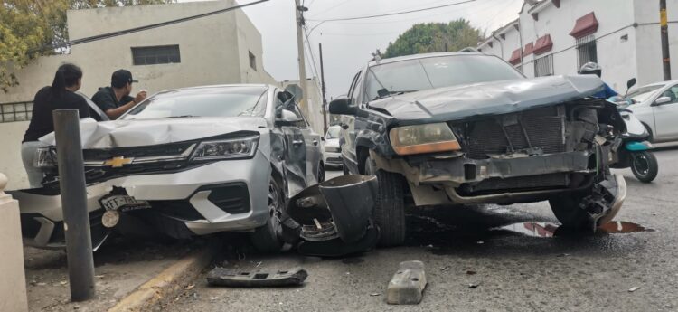 Mujer herida tras provocar accidente