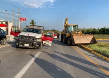 Retroexcavadora choca contra una patrulla policial