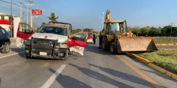 Retroexcavadora choca contra una patrulla policial