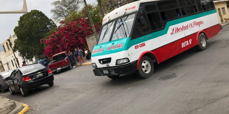Carambola vehicular en el cruce de las calles 19 y Zaragoza de Cd. Victoria