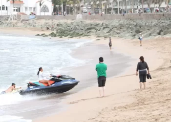 Pareja muere ahogada y 13 personas son rescatadas del mar en Mazatlán