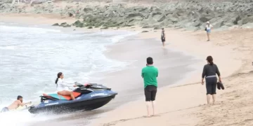 Pareja muere ahogada y 13 personas son rescatadas del mar en Mazatlán