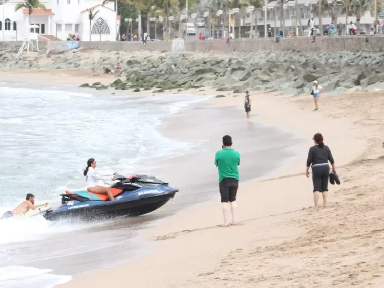 Pareja muere ahogada y 13 personas son rescatadas del mar en Mazatlán
