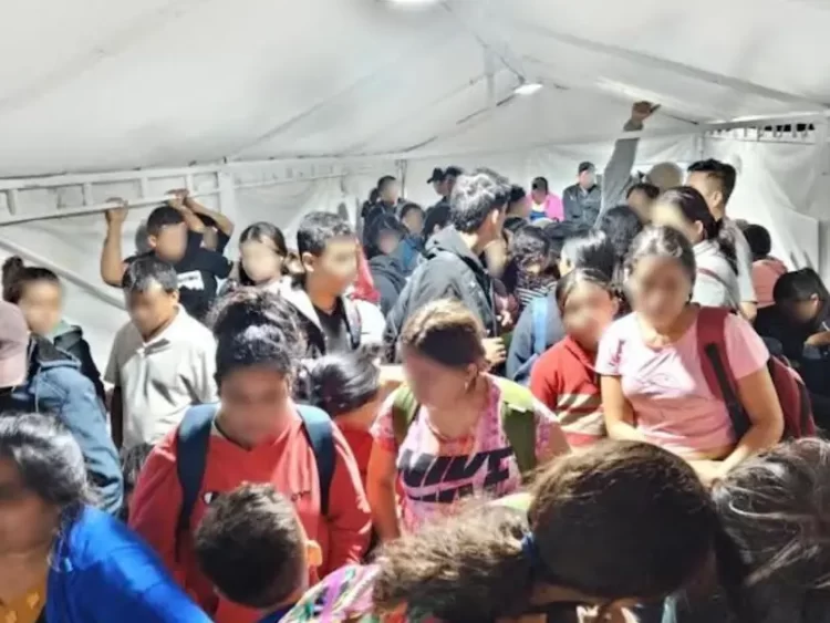 Rescatan a 144 migrantes hacinados en vagones del tren en Coahuila