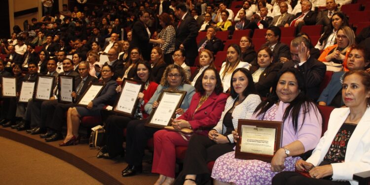 Recibe la UAT reconocimientos a la calidad educativa