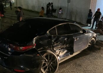 Camioneta embiste a motociclistas, mujer sale con fractura de pierna