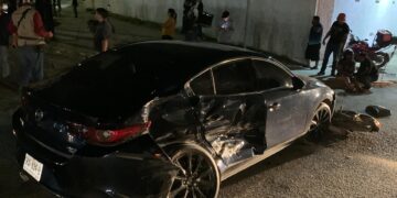 Camioneta embiste a motociclistas, mujer sale con fractura de pierna