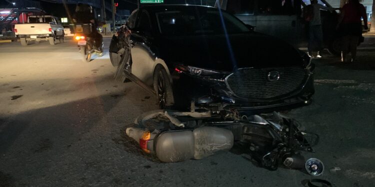 Camioneta embiste a motociclistas, mujer sale con fractura de pierna