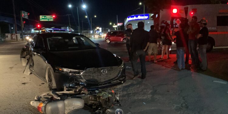 Camioneta embiste a motociclistas, mujer sale con fractura de pierna