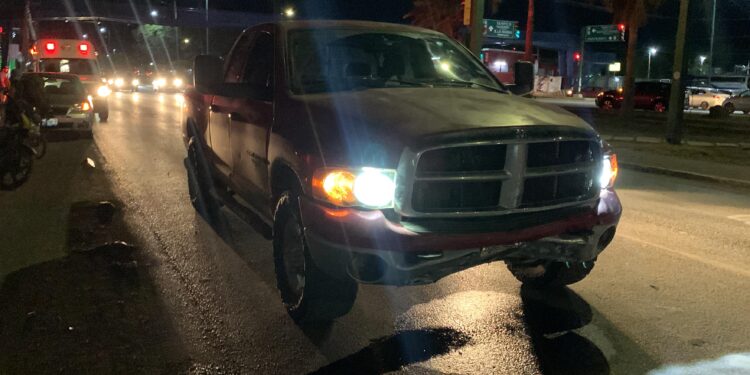 Camioneta embiste a motociclistas, mujer sale con fractura de pierna