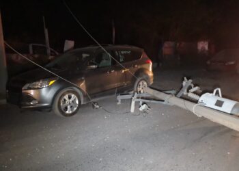 Camioneta derriba poste de CFE y transformador ene la Col. Pepenadores