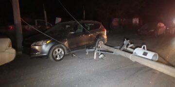 Camioneta derriba poste de CFE y transformador ene la Col. Pepenadores