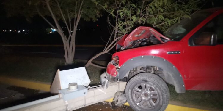 Camioneta derriba poste de CFE y transformador ene la Col. Pepenadores