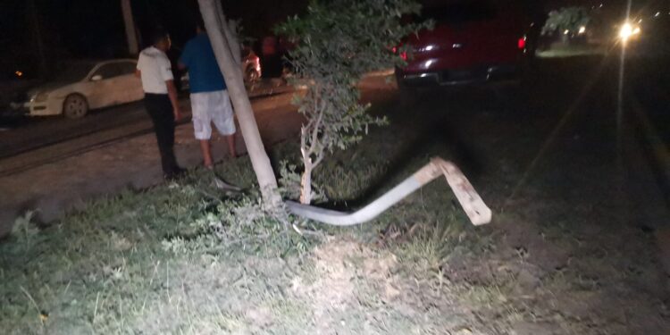 Camioneta derriba poste de CFE y transformador ene la Col. Pepenadores