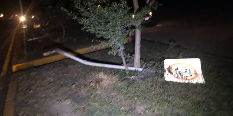 Camioneta derriba poste de CFE y transformador ene la Col. Pepenadores