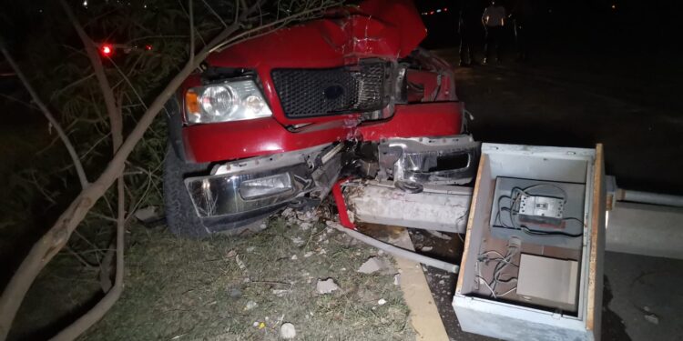 Camioneta derriba poste de CFE y transformador ene la Col. Pepenadores
