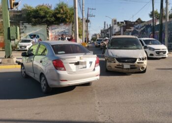 Choque vehicular en crucero de calles Nueve y Bulevar Praxedis Balboa