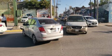 Choque vehicular en crucero de calles Nueve y Bulevar Praxedis Balboa