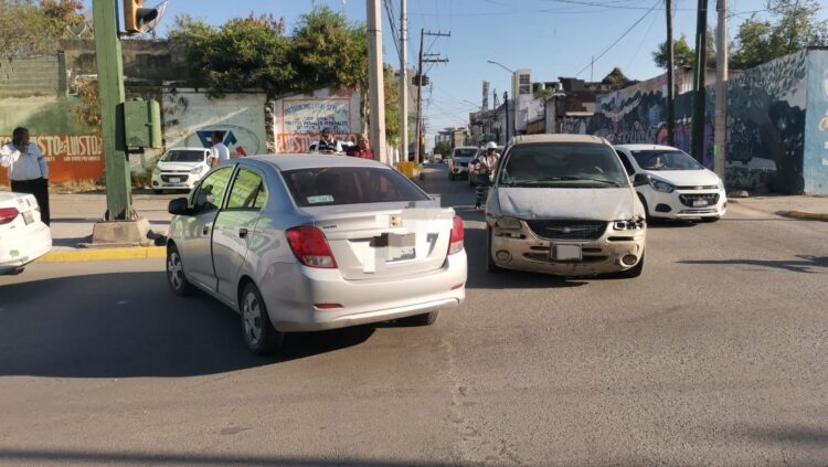 Choque vehicular en crucero de calles Nueve y Bulevar Praxedis Balboa