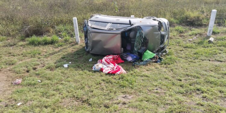 Vuelca miniauto en carretera Victoria-Tampico; pareja es hospitalizada