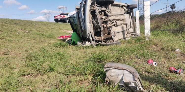 Vuelca miniauto en carretera Victoria-Tampico; pareja es hospitalizada