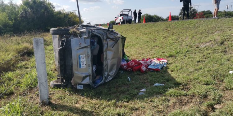 Vuelca miniauto en carretera Victoria-Tampico; pareja es hospitalizada