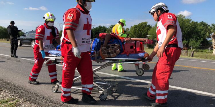 Vuelca miniauto en carretera Victoria-Tampico; pareja es hospitalizada