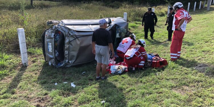 Vuelca miniauto en carretera Victoria-Tampico; pareja es hospitalizada