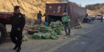 Se desprende doble remolque de tráiler en carretera Victoria-Jaumave