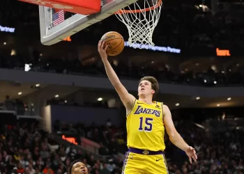 Lakers se impone 128-124 a Milwaukee en trepidante tiempo extra