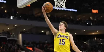 Lakers se impone 128-124 a Milwaukee en trepidante tiempo extra