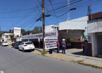 Tultecos toman oficinas de Morena en Victoria, rechazan candidatura de René Lara