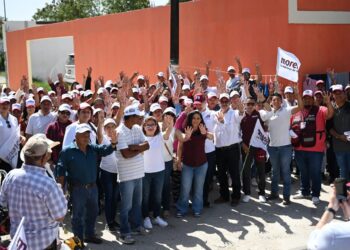 Recibe Olga Sosa respaldo de comerciantes en mercado rodante de Soto La Marina.